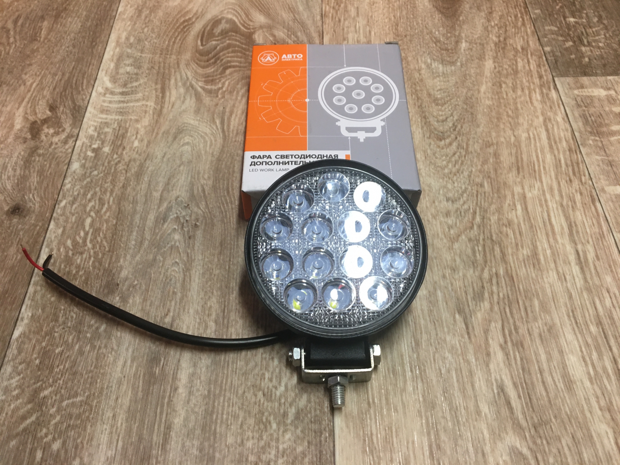 Фара тракторная верхняя круглая (LED) АЕ42R-14LED-28НС (12/24В)  (направленный свет) АвтоЭлектрика